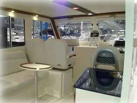 Double Wide Helm Seat - upholstery and trim detail